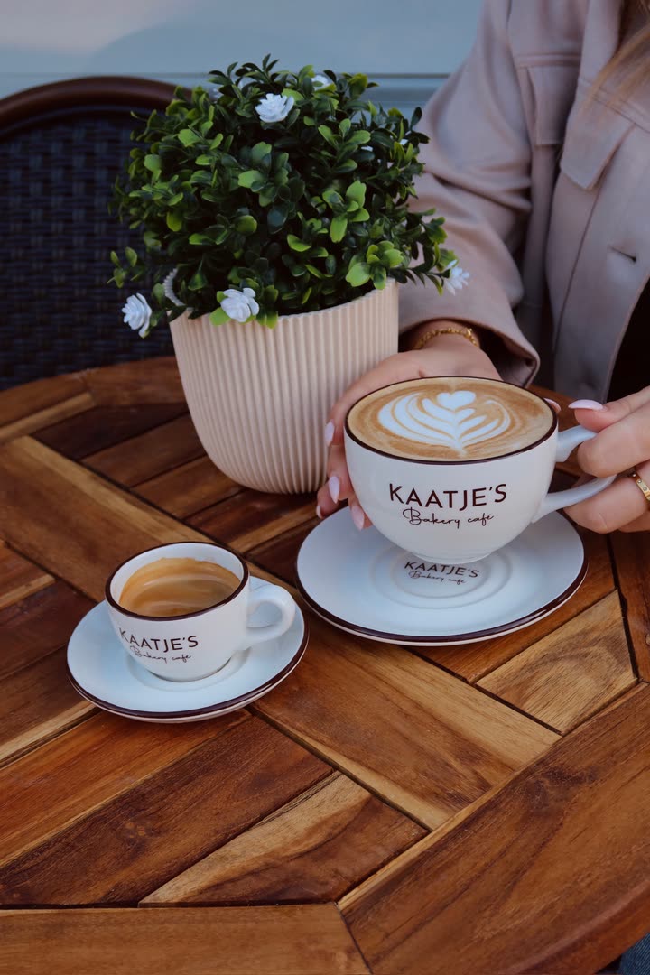 Koffie en latte art bij Kaatje&rsquo;s Bakery, vastgelegd door Faymous