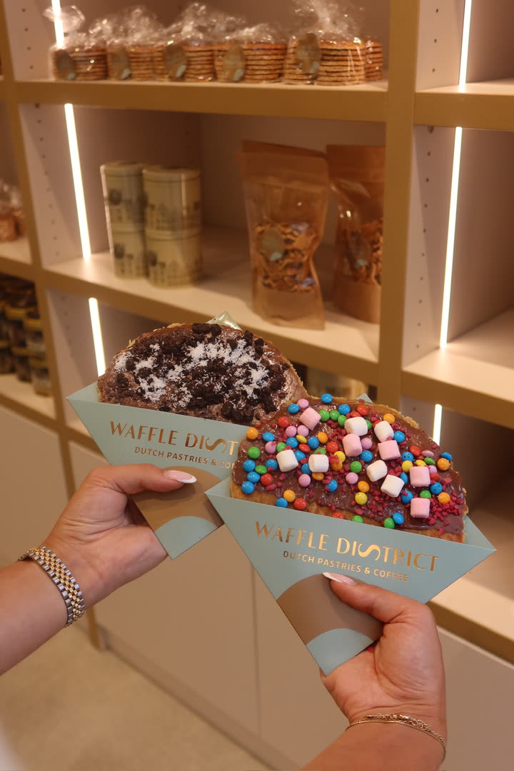 Twee gevulde wafels met toppings bij Waffle District, vastgelegd door Faymous